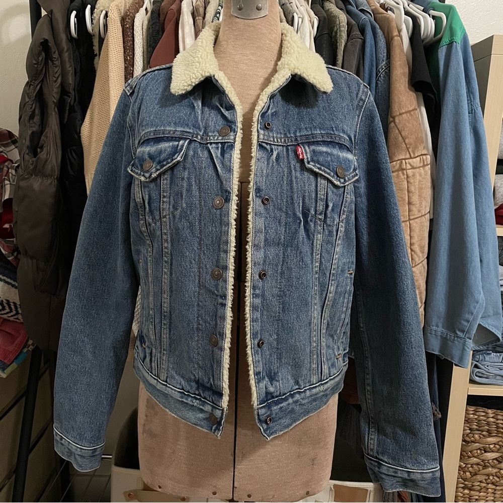Women’s Levi’s Sherpa lined jean jacket. Size S.